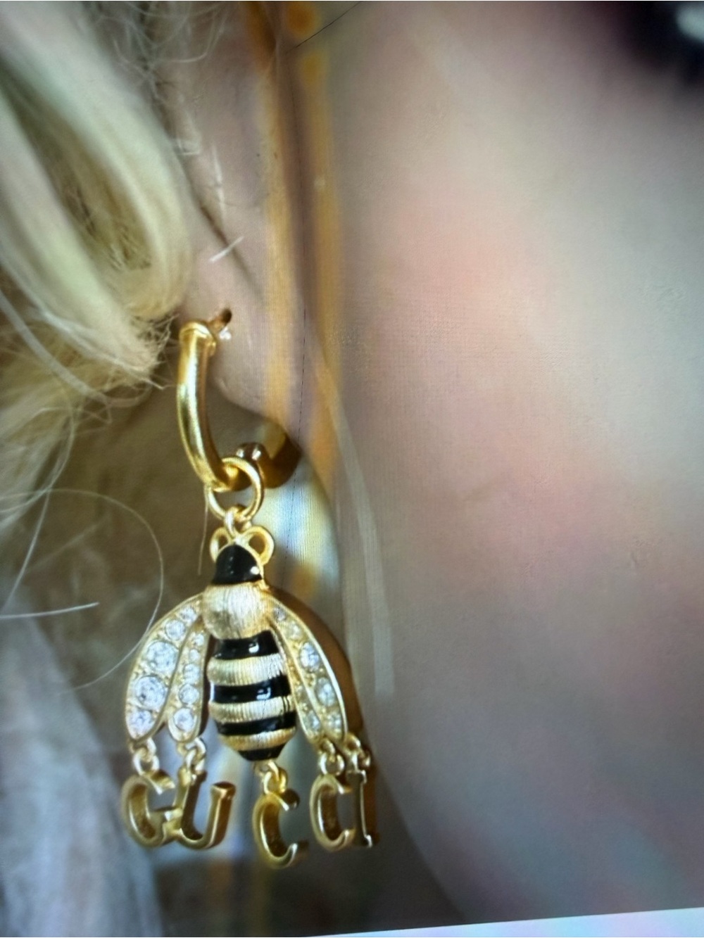 Unbranded Gold-Tone Bee Charm Keyring with Crystal Accents earrings - Picture 2 of 6